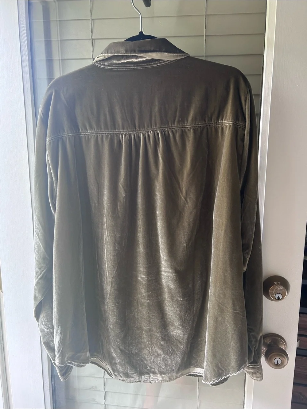 Pilcro Crushed Velvet Collared Shirt in Olive Green. Size 1X - Picture 3 of 3